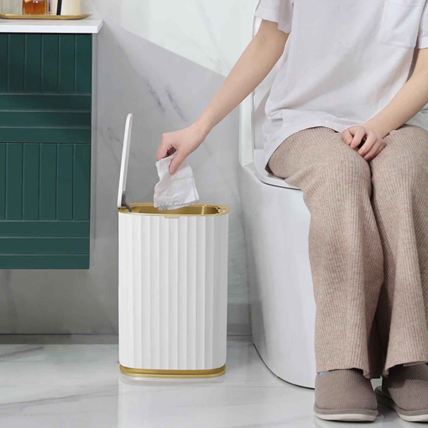 Poubelle Décorative Cylindrique avec Couvercle Style Cannelé Liseré Doré pour Salon Chambre et Salle de Bain