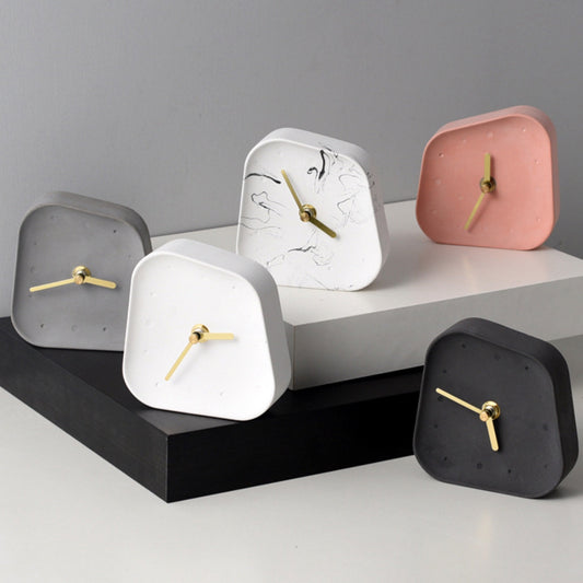Horloge de Table Décorative en Béton Ciré Forme Asymétrique Aiguilles Dorées Style Minimaliste Contemporain