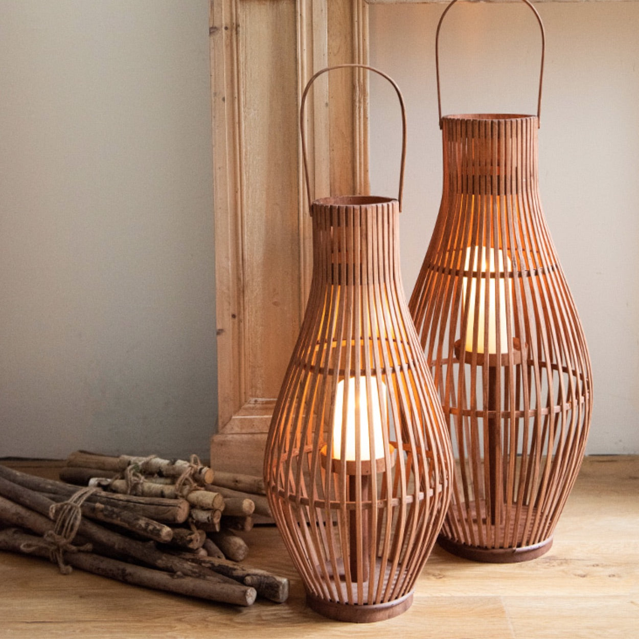 Lanterne Décorative de Sol en Bambou Tressé Forme Pyriforme avec Anse pour Bougie Style Bohème Intérieur et Extérieur