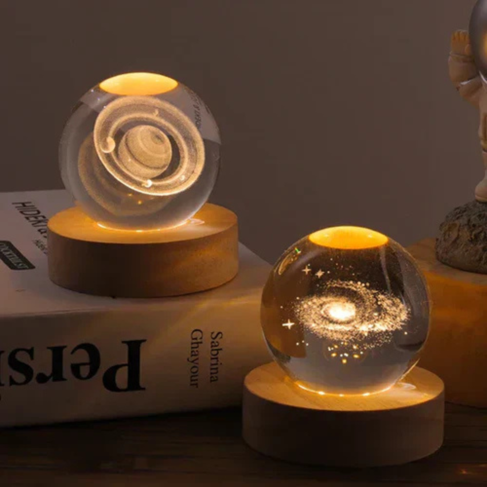 Velora – Boule Lumineuse en Verre Gravé sur Socle en Bois Naturel
