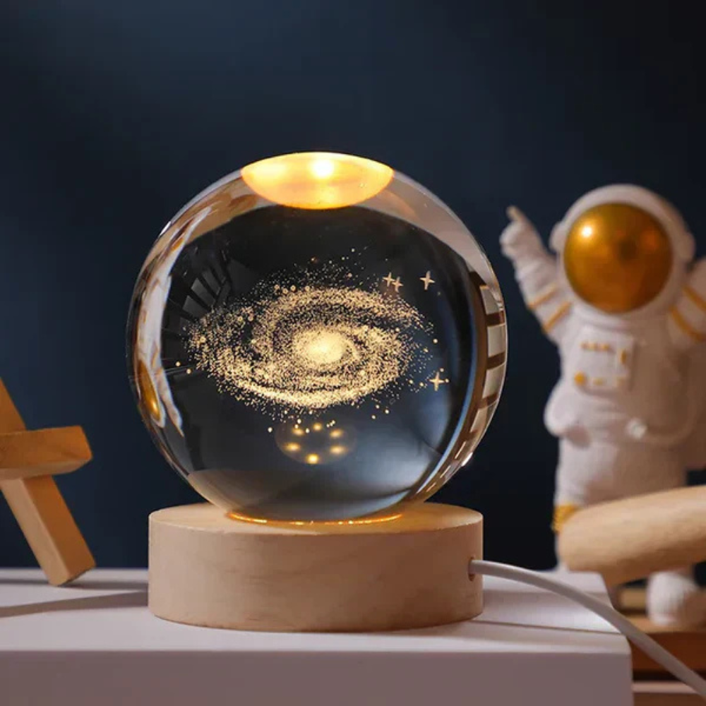 Velora – Boule Lumineuse en Verre Gravé sur Socle en Bois Naturel