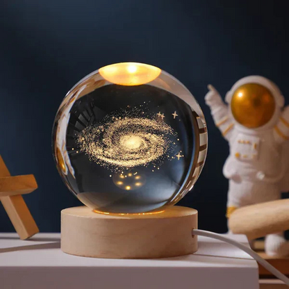 Velora – Boule Lumineuse en Verre Gravé sur Socle en Bois Naturel