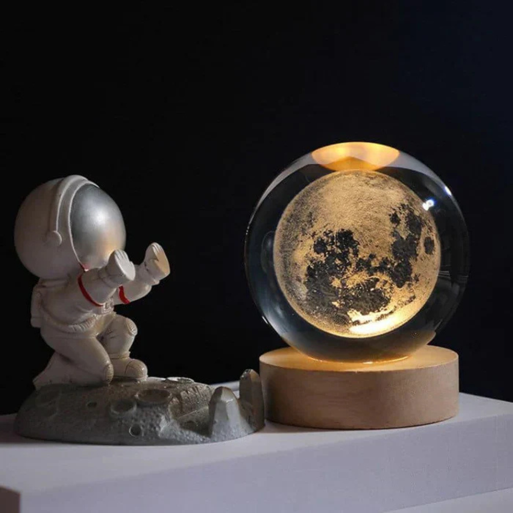 Velora – Boule Lumineuse en Verre Gravé sur Socle en Bois Naturel