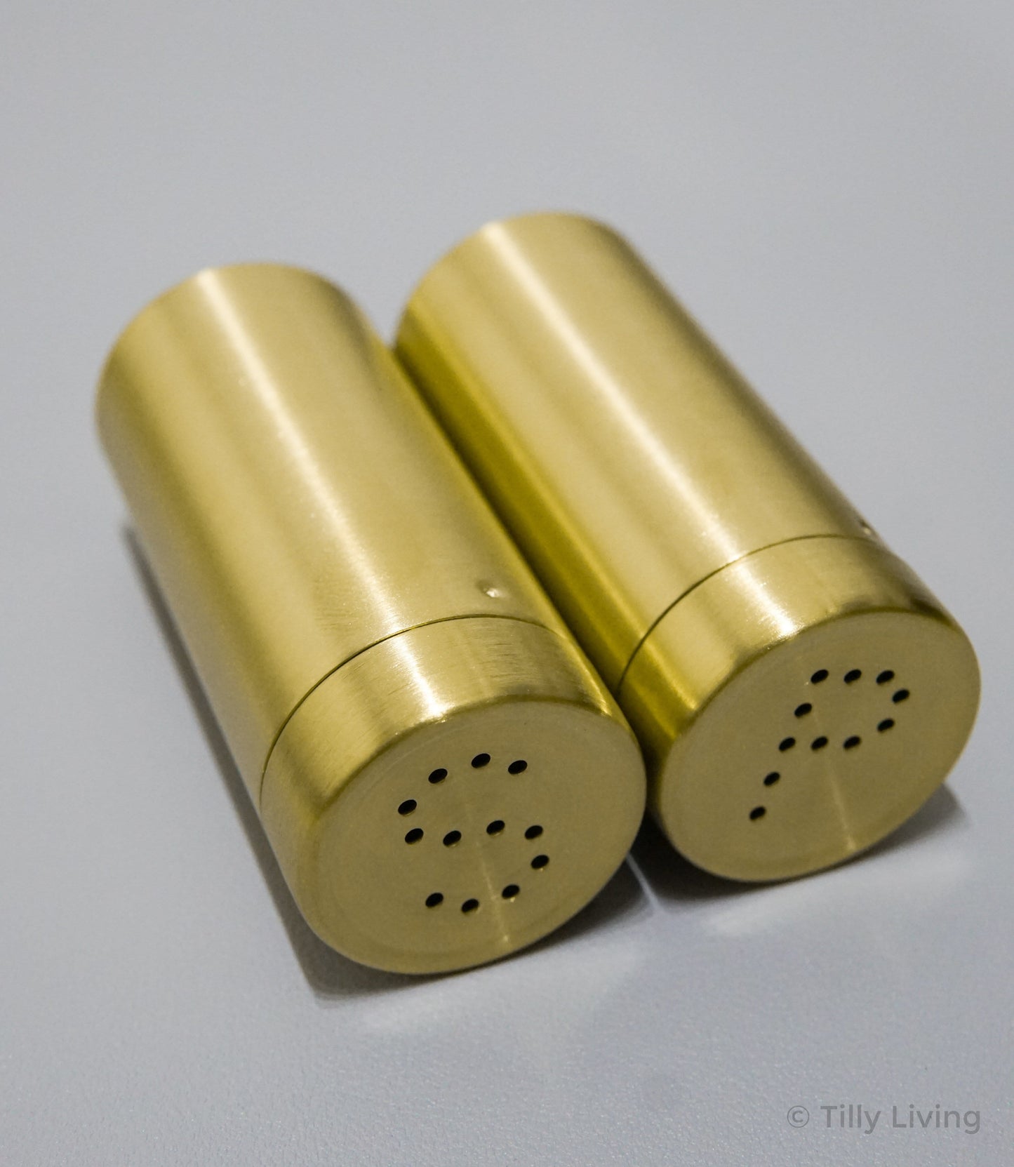 Set de Salière et Poivrière en Acier Inoxydable Doré Mat avec Couvercles Perforés S et P pour Table
