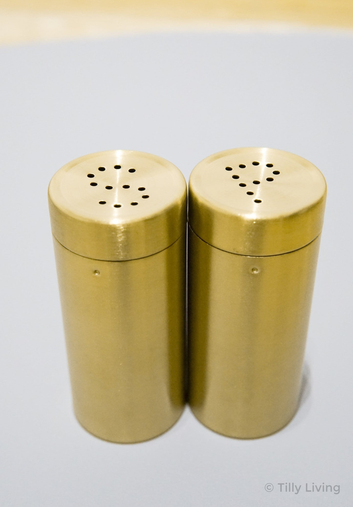 Set de Salière et Poivrière en Acier Inoxydable Doré Mat avec Couvercles Perforés S et P pour Table