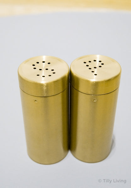 Set de Salière et Poivrière en Acier Inoxydable Doré Mat avec Couvercles Perforés S et P pour Table