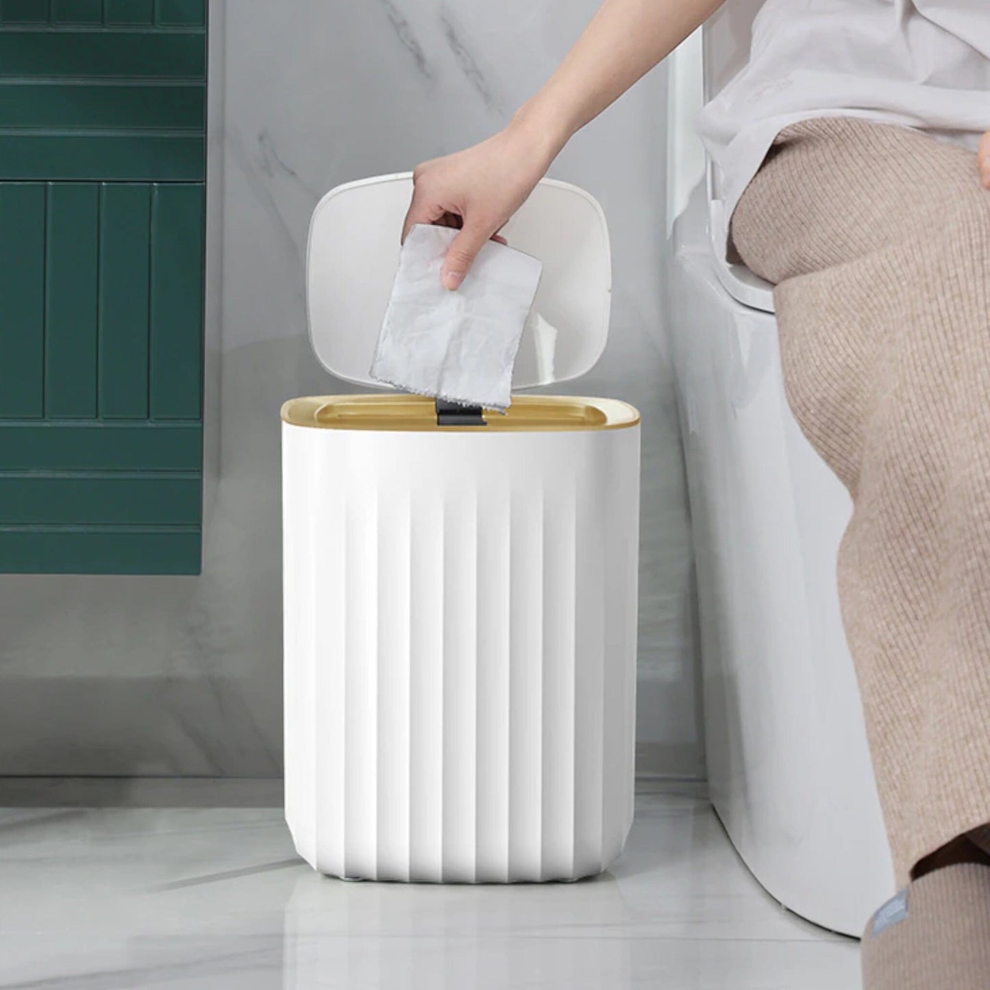 Poubelle Décorative Cylindrique avec Couvercle Style Cannelé Liseré Doré pour Salon Chambre et Salle de Bain