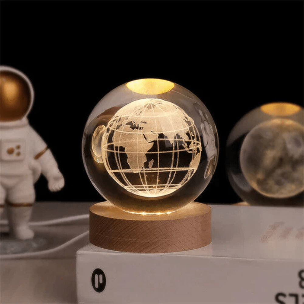 Velora – Boule Lumineuse en Verre Gravé sur Socle en Bois Naturel