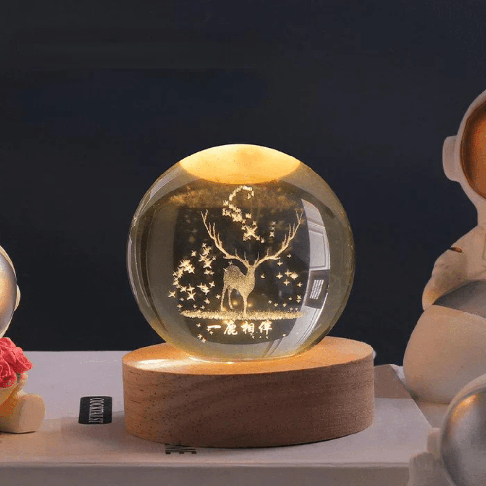 Velora – Boule Lumineuse en Verre Gravé sur Socle en Bois Naturel