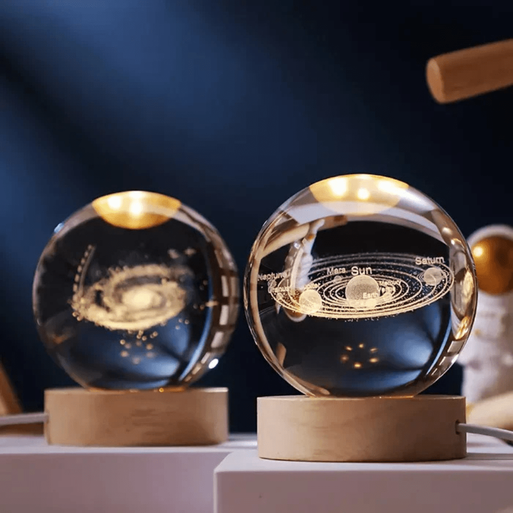 Velora – Boule Lumineuse en Verre Gravé sur Socle en Bois Naturel