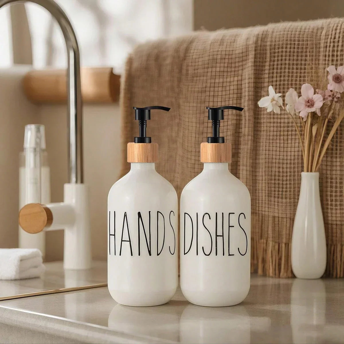 Duo de Distributeurs à Savon en Verre Mat avec Pompe Bambou Plateau Assorti pour Cuisine et Salle de Bain