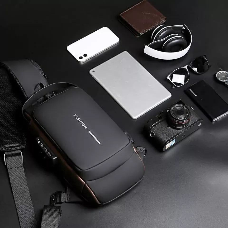 Sac Bandoulière Antivol Homme avec Serrure à Code Port USB Étanche pour Voyage et Quotidien Urbain