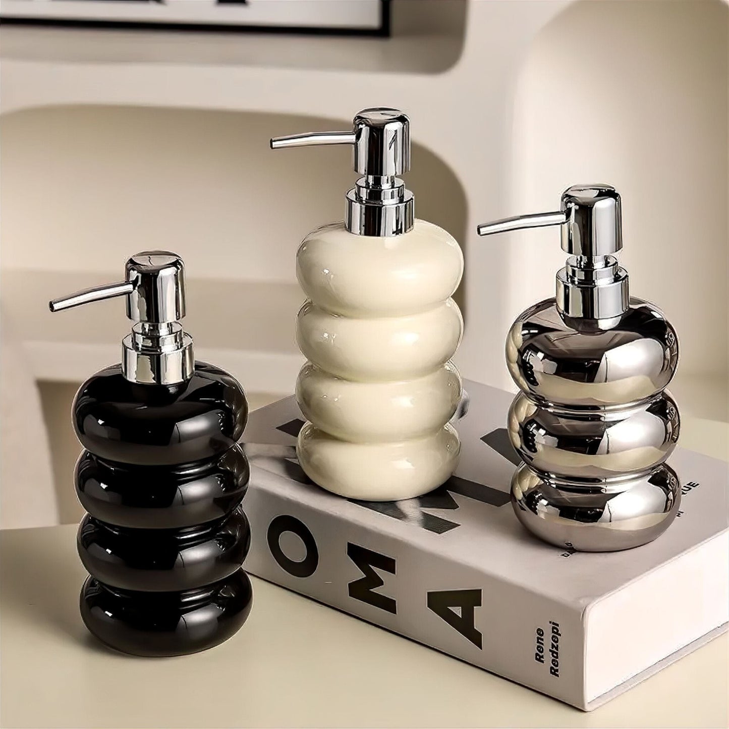Distributeur de Savon en Céramique à Forme Sculpturale avec Pompe Chromée pour Salle de Bain et Cuisine