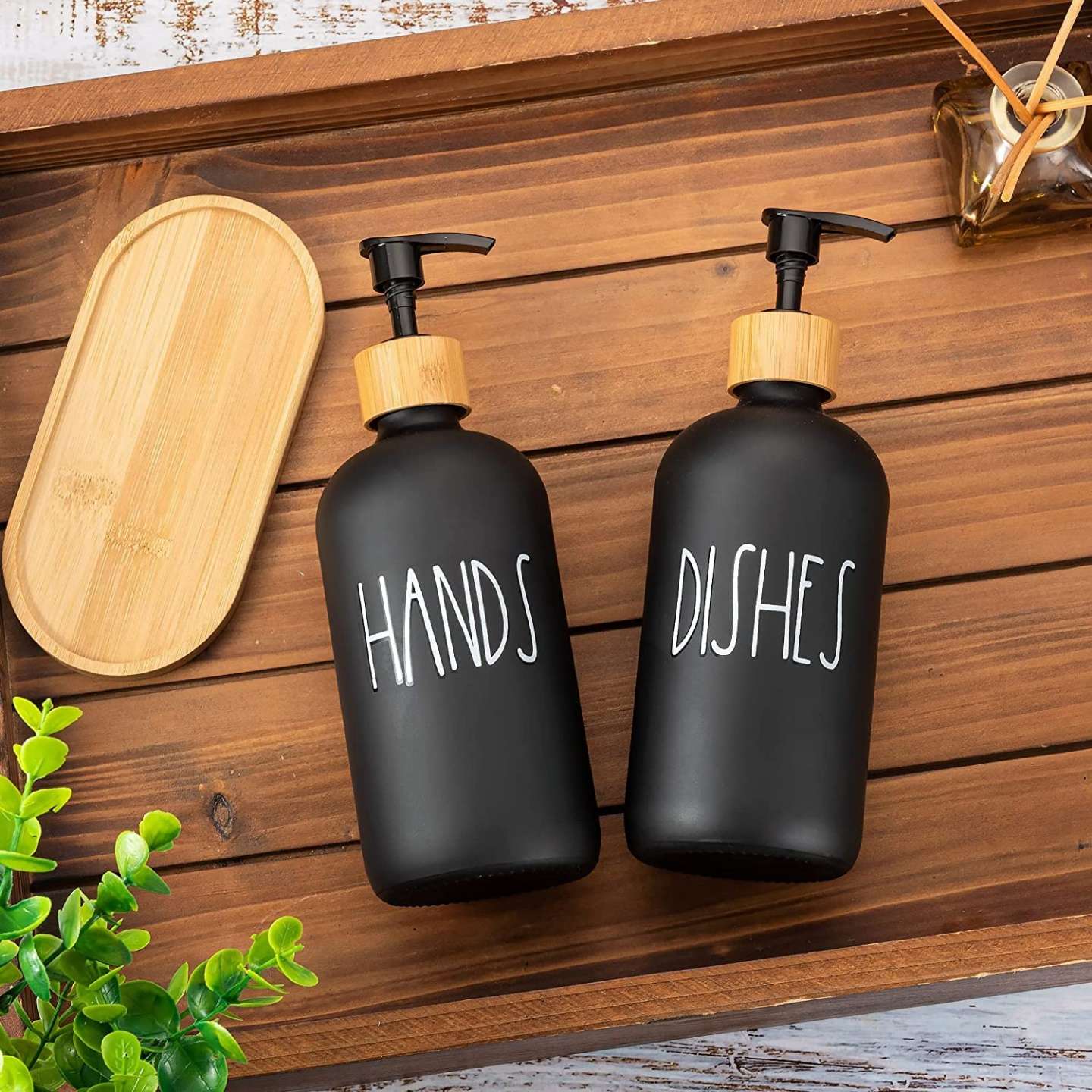 Duo de Distributeurs à Savon en Verre Mat avec Pompe Bambou Plateau Assorti pour Cuisine et Salle de Bain