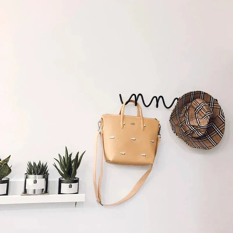 Mistral – Patère Murale en Métal Minimaliste et Graphique