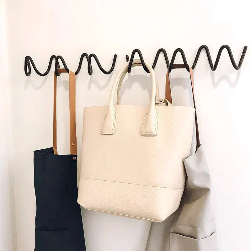 Mistral – Patère Murale en Métal Minimaliste et Graphique