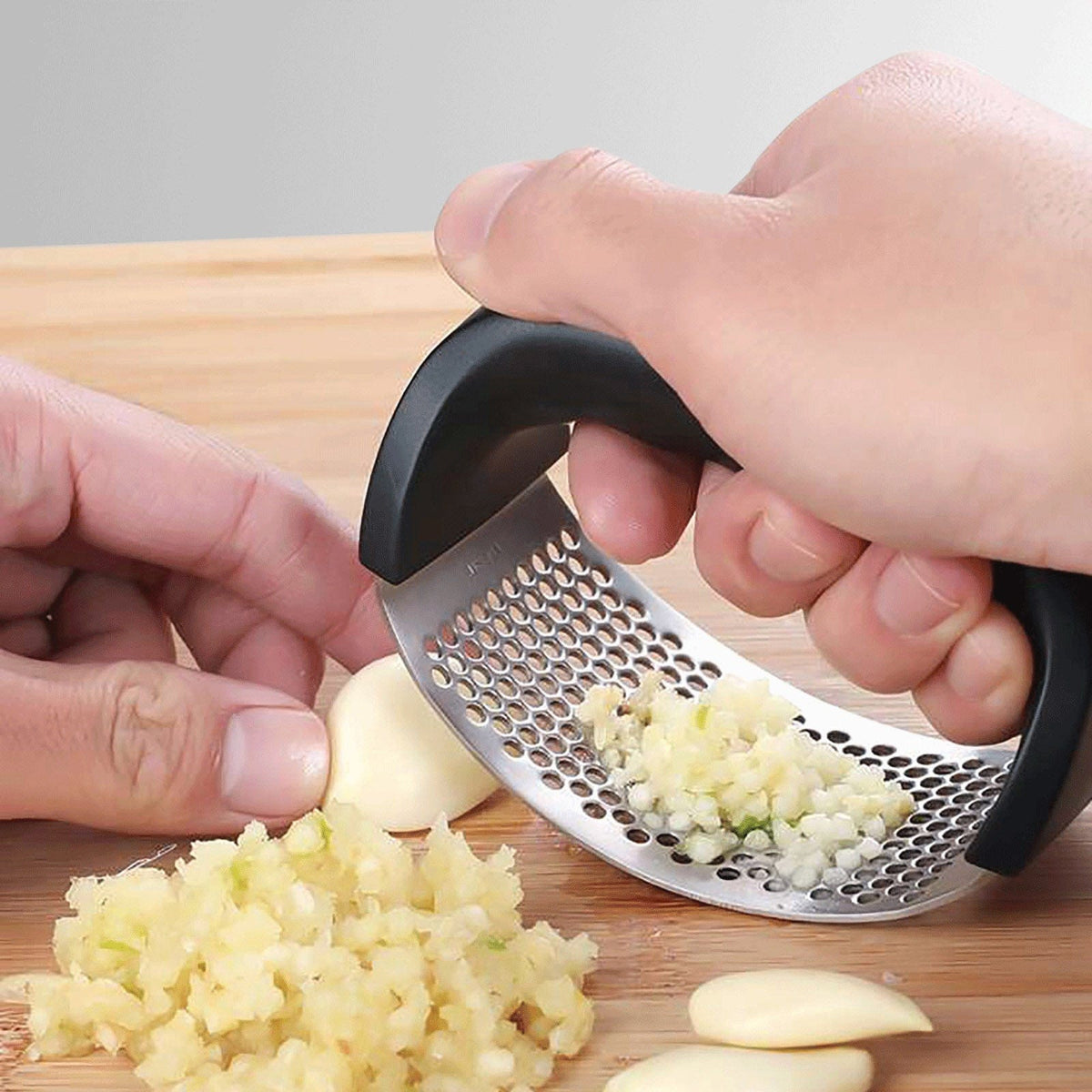 Stainless Steel Rocker Garlic Press, Ergonomic Manual Rolling, for Quickly Mincing Garlic in the Kitchen