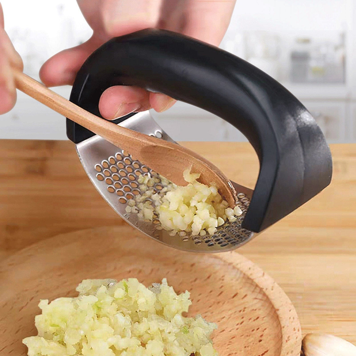Stainless Steel Rocker Garlic Press, Ergonomic Manual Rolling, for Quickly Mincing Garlic in the Kitchen