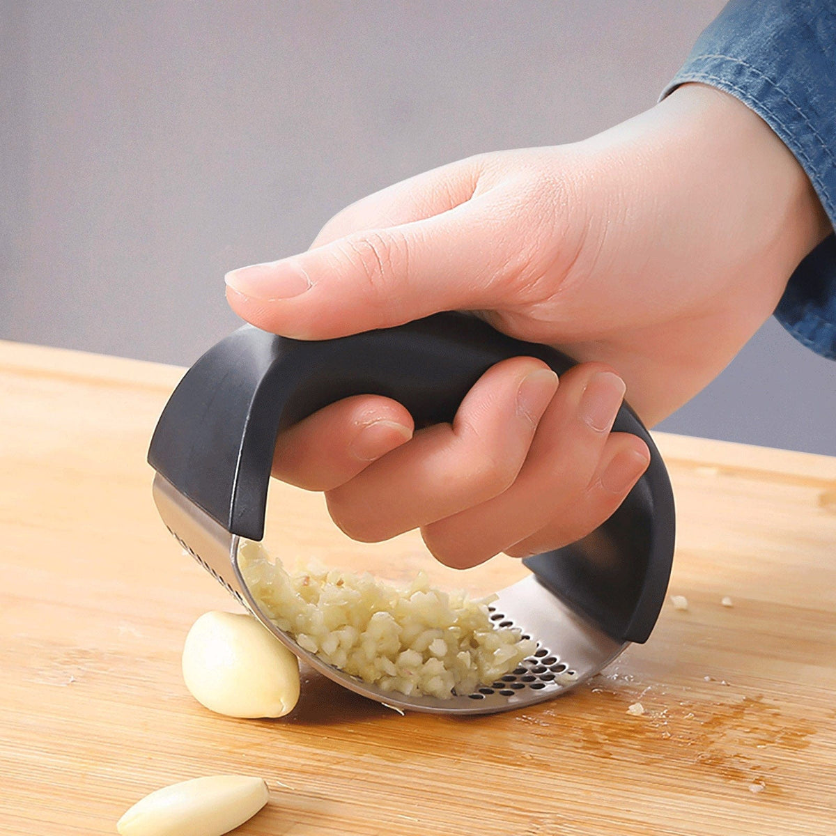 Stainless Steel Rocker Garlic Press, Ergonomic Manual Rolling, for Quickly Mincing Garlic in the Kitchen