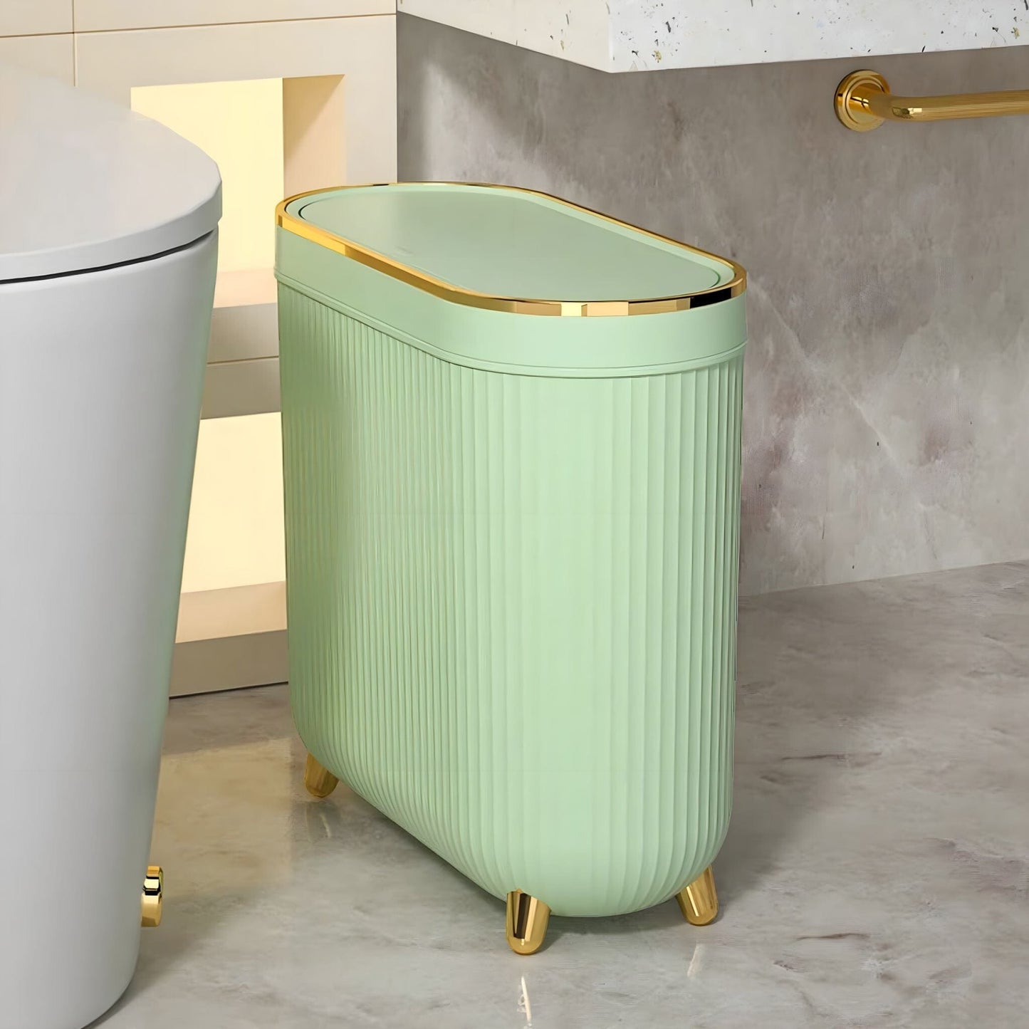 Poubelle de Salle de Bain Étroite avec Couvercle et Détails Dorés Format Compact entre WC et Meuble