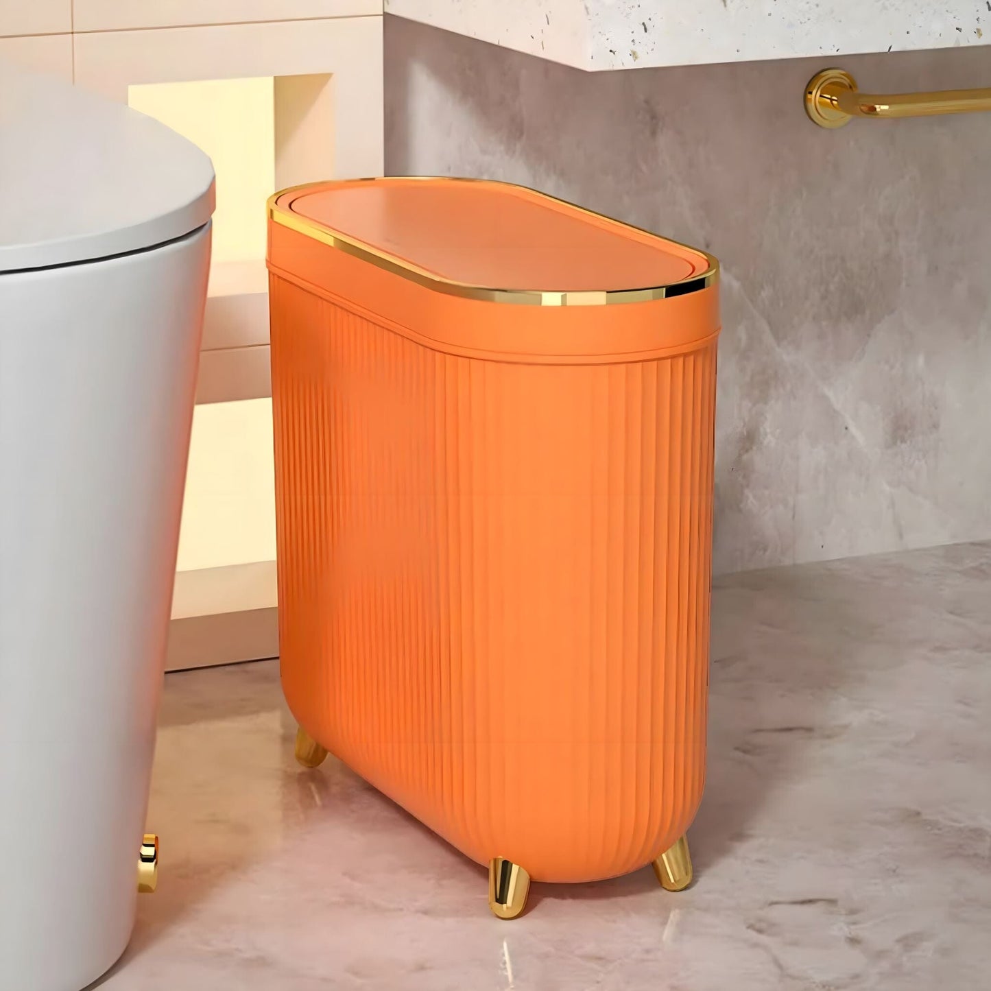 Poubelle de Salle de Bain Étroite avec Couvercle et Détails Dorés Format Compact entre WC et Meuble