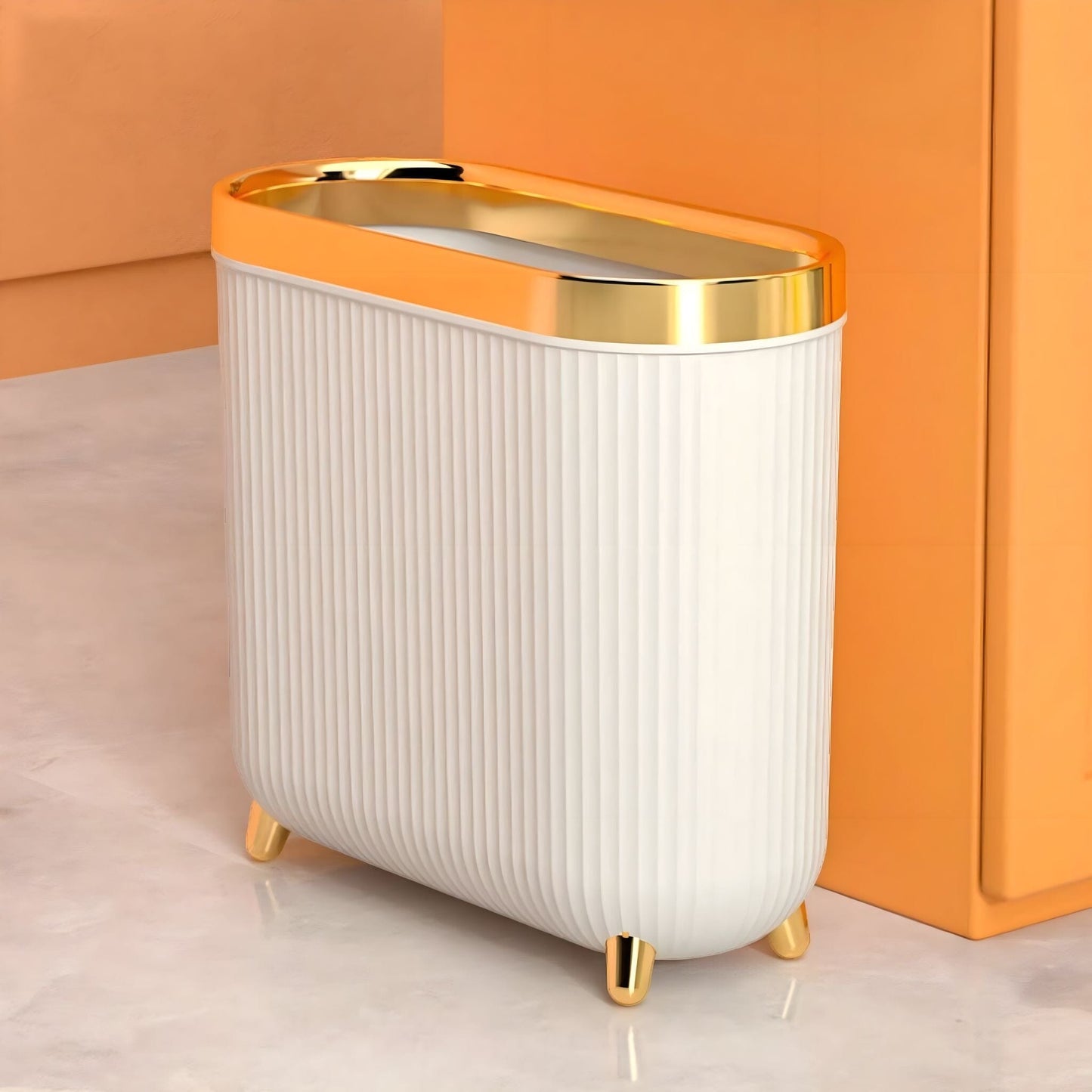 Poubelle de Salle de Bain Étroite avec Couvercle et Détails Dorés Format Compact entre WC et Meuble