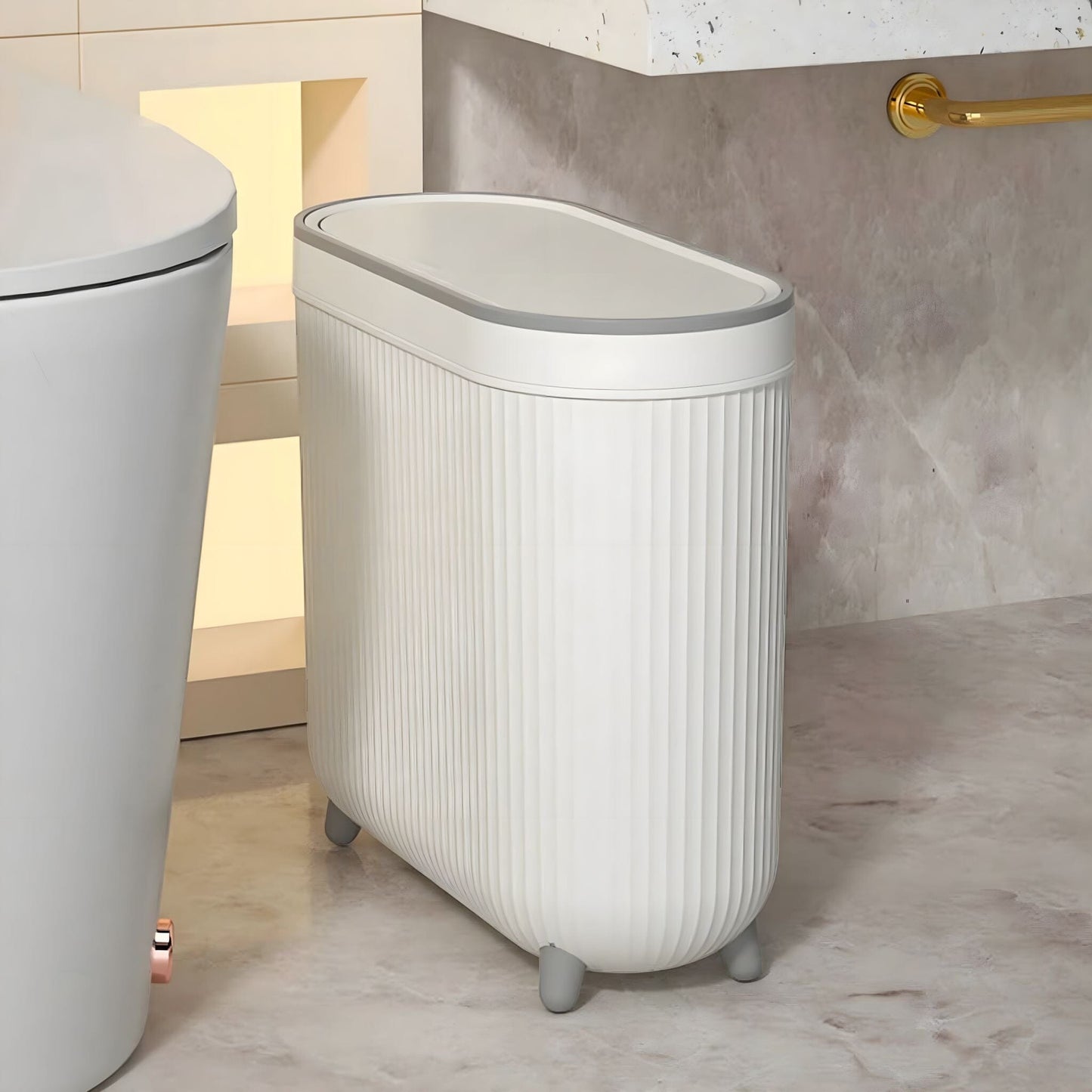 Poubelle de Salle de Bain Étroite avec Couvercle et Détails Dorés Format Compact entre WC et Meuble