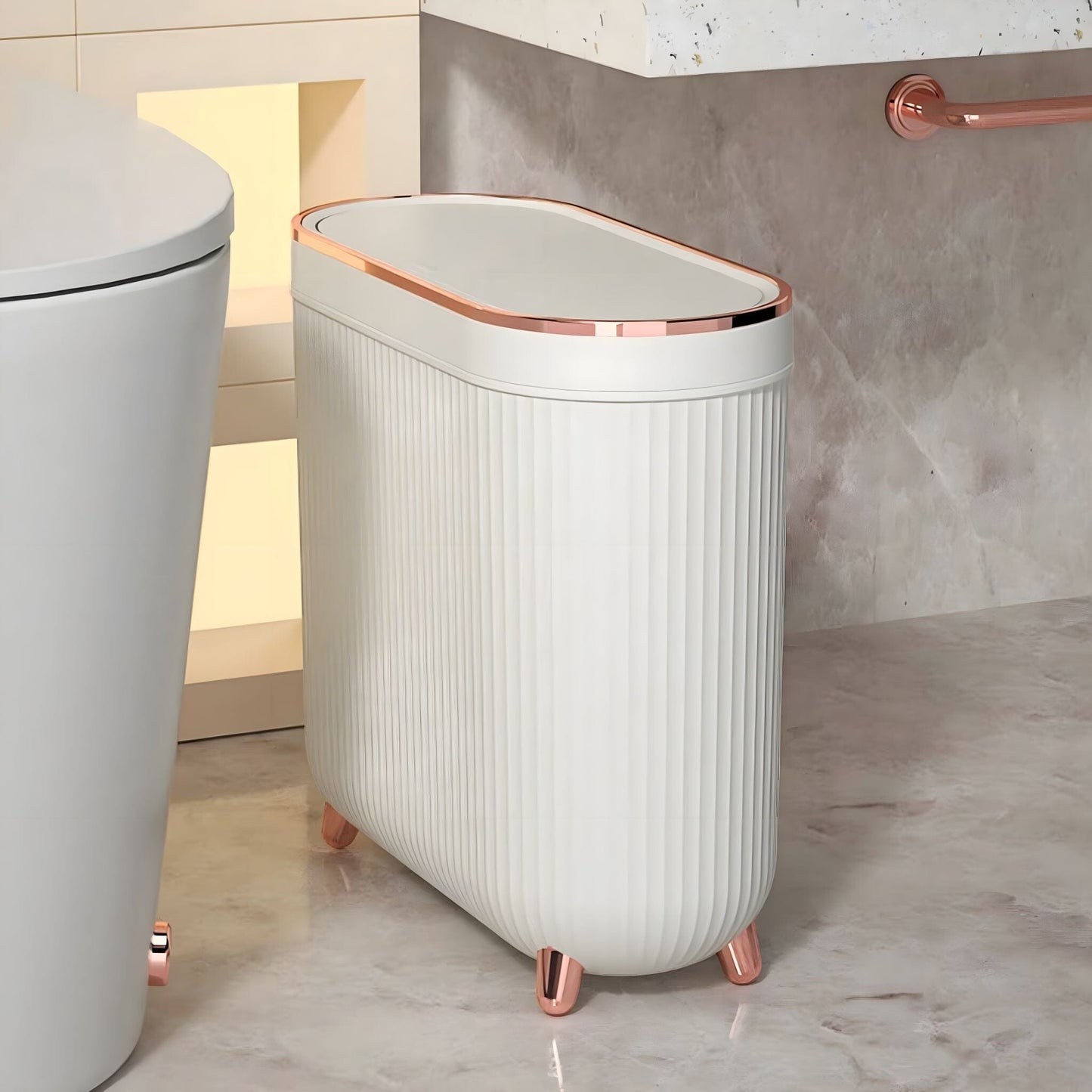 Poubelle de Salle de Bain Étroite avec Couvercle et Détails Dorés Format Compact entre WC et Meuble
