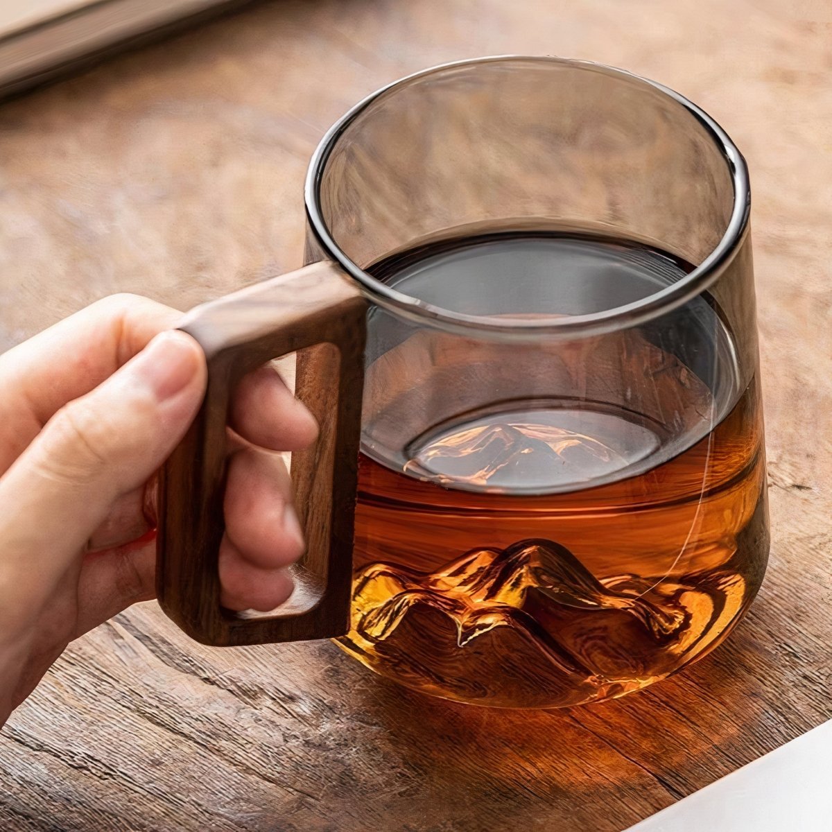 Velora – Tasses à Café en Verre Fumé et Poignée en Noyer (450 ml)