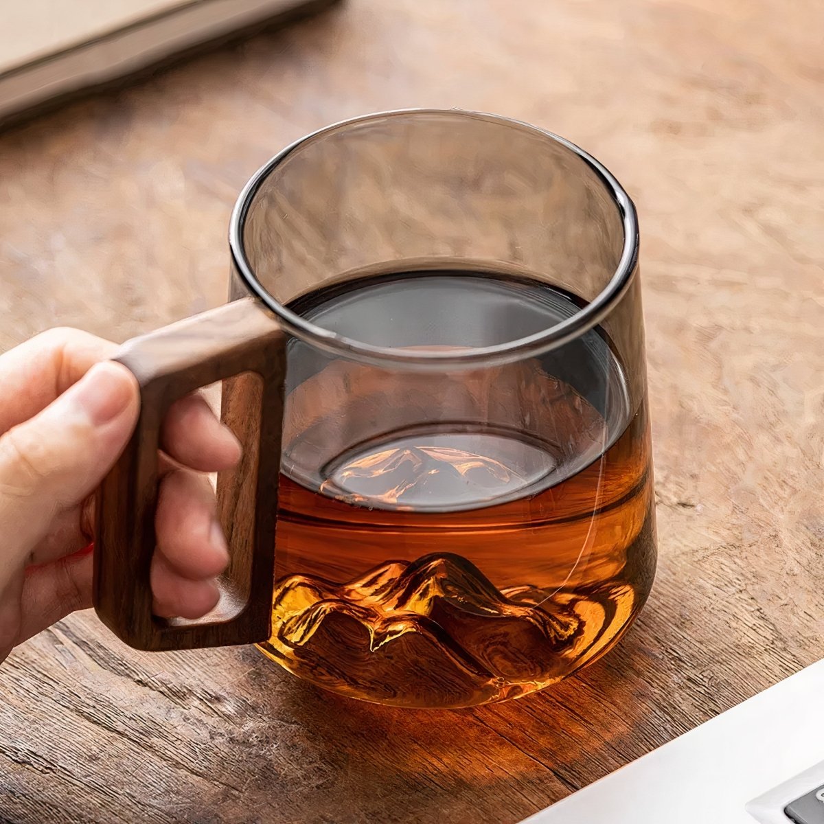 Velora – Tasses à Café en Verre Fumé et Poignée en Noyer (450 ml)