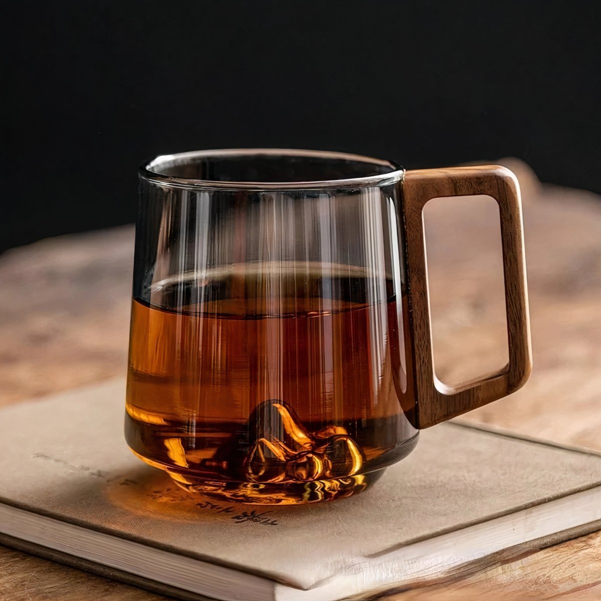 Velora – Tasses à Café en Verre Fumé et Poignée en Noyer (450 ml)