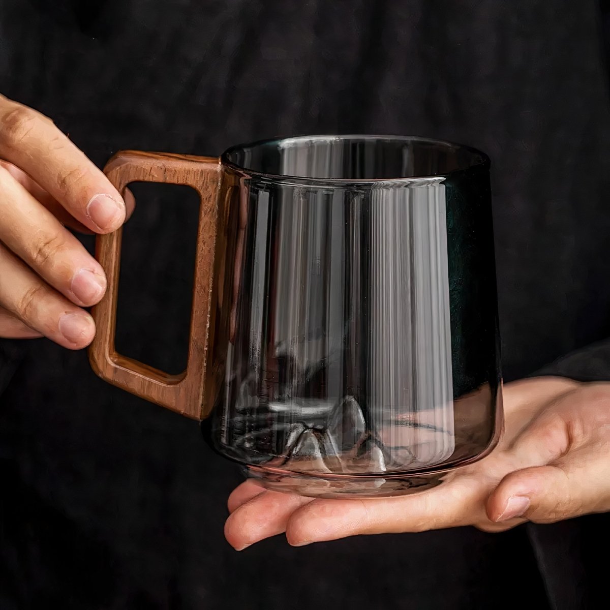 Velora – Tasses à Café en Verre Fumé et Poignée en Noyer (450 ml)
